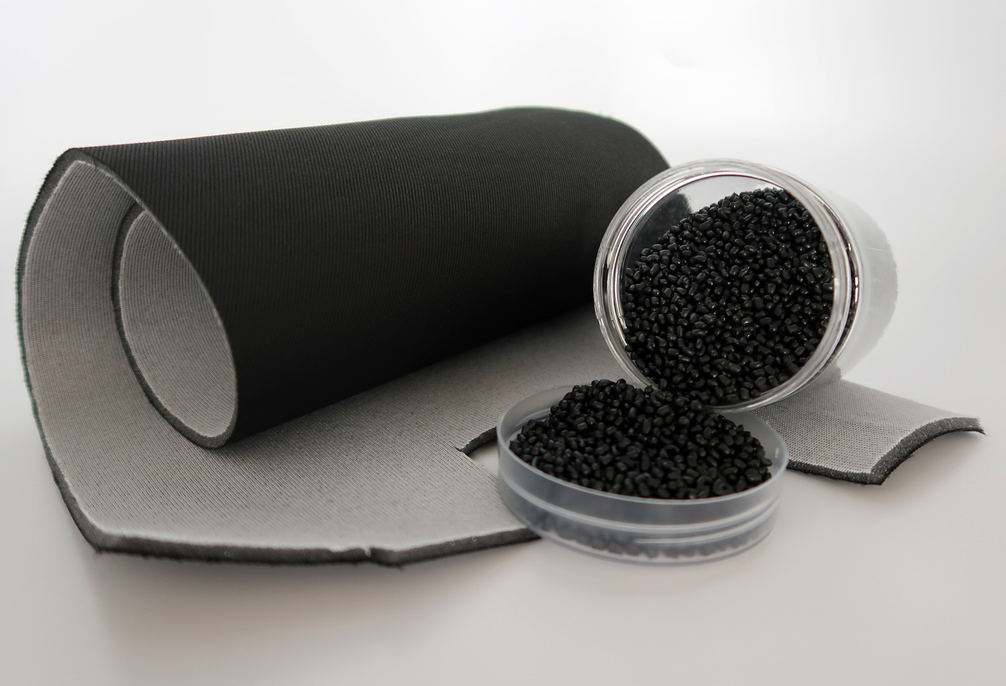 Polyester-Verbundtextilien vor und nach dem Regranulieren.