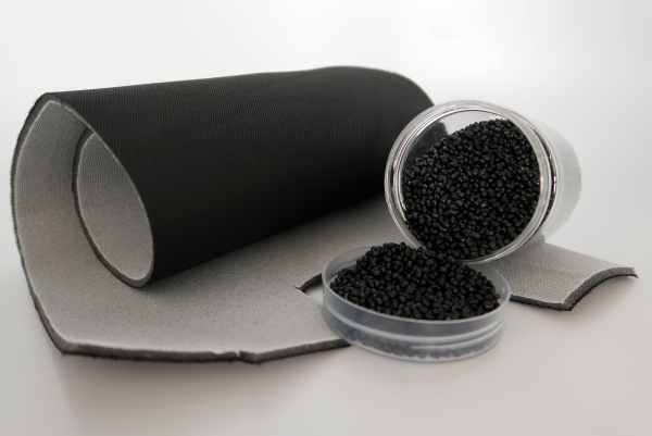 Polyester-Verbundtextilien vor und nach dem Regranulieren.