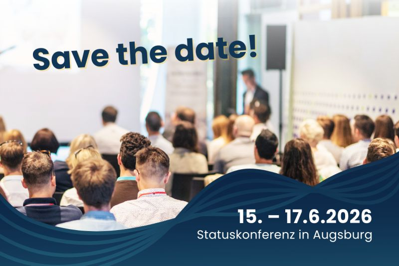 Veranstaltungsbanner mit einer auf einer Konferenz sitzenden Zuhörerschaft, auf dem „Save the date!“ zu lesen ist und eine Statuskonferenz in Augsburg vom 15. bis 17. Juni 2026 angekündigt wird.