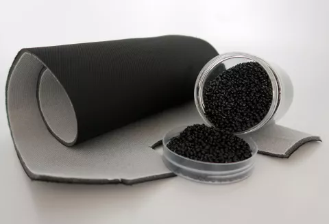 Polyester-Verbundtextilien vor und nach dem Regranulieren.