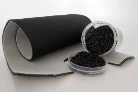 Polyester-Verbundtextilien vor und nach dem Regranulieren.