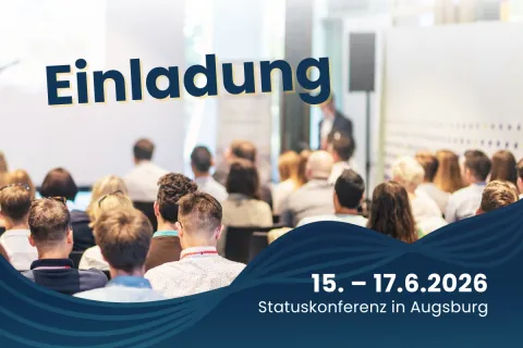 Veranstaltungsbanner mit einer auf einer Konferenz sitzenden Zuhörerschaft, auf dem „Save the date!“ zu lesen ist und eine Statuskonferenz in Augsburg vom 15. bis 17. Juni 2026 angekündigt wird.